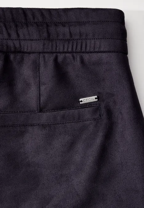 Schwarzer Stoff mit Bund und Tasche, silbernes Cecil-Logo.